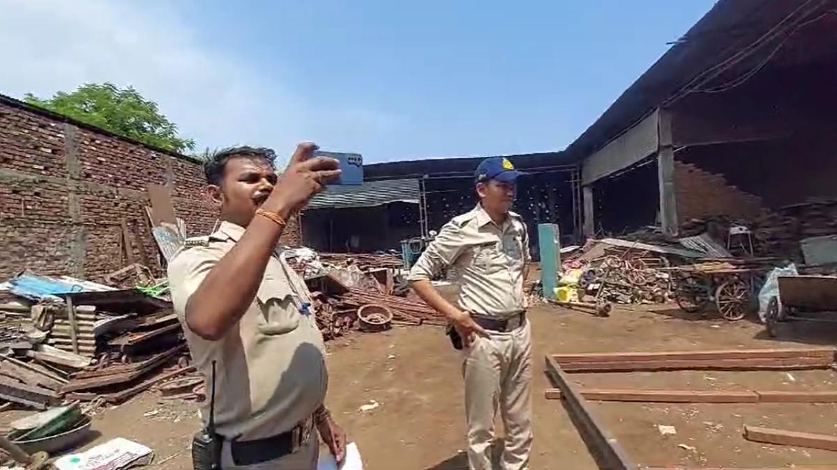 दिल्ली, भोपाल तक पहुंची जबलपुर ब्लास्ट की गूंजः आर्मी की इंटेलिजेंस टीम कर रही जांच, मोर्टार और बम के खोखे बरामद, स्क्रैब गोदामों में की छापेमारी, एक गोदाम के खिलाफ FIR