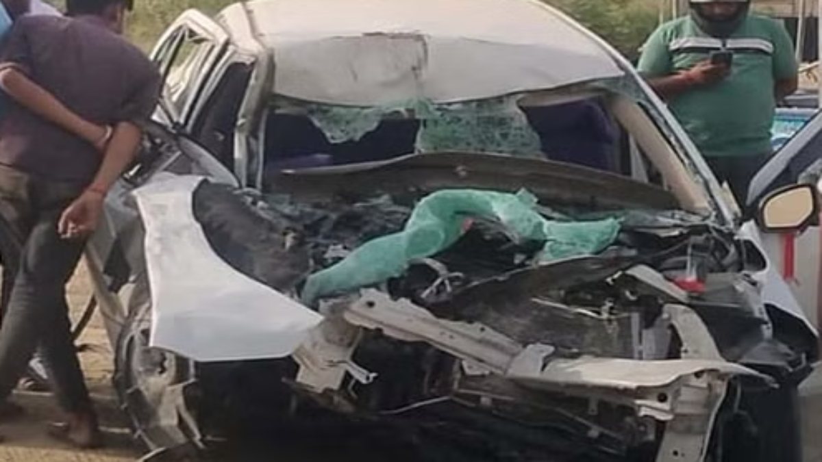 Road Accident : डंपर ने कार को मारी टक्कर, हादसे में महिला समेत तीन की मौत, दो गंभीर