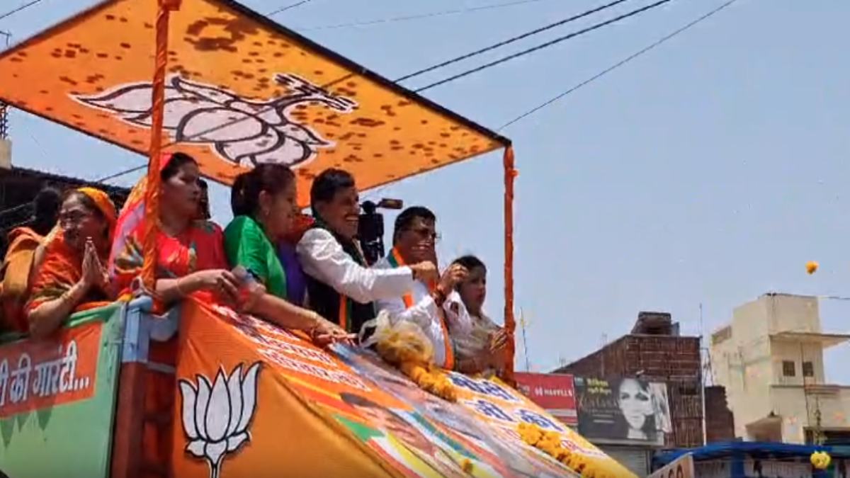 खंडवा में सीएम का रोड शो: कांग्रेस को लेकर मोहन बोले-हाथ कंगन को आरसी क्या पढ़े-लिखे को फारसी क्या…