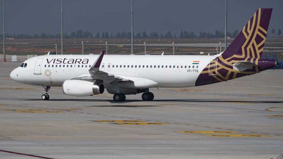 Vistara Airline के 15 से ज्यादा पायलटों ने दे दिया इस्तीफा, हुए सैकड़ों फ्लाइटस कैन्सल, जानिए क्यों मंडरा रहा संकट?