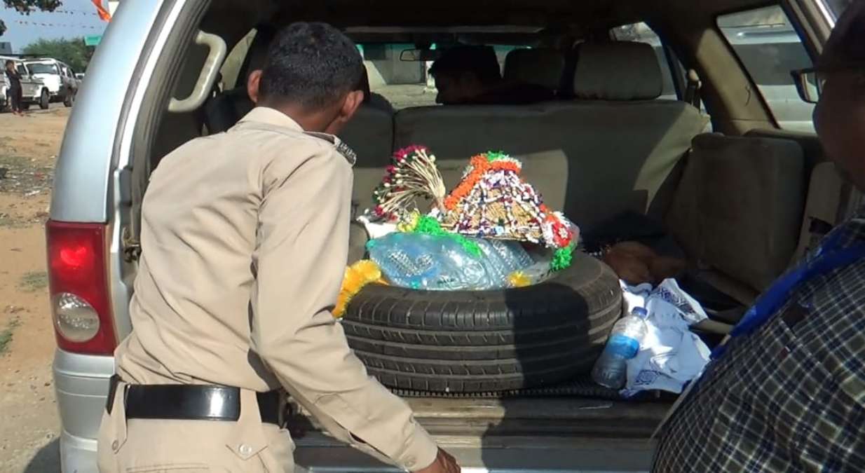 एफएसटी और पुलिस टीम ने की पूर्व सीएम के वाहन की जांच