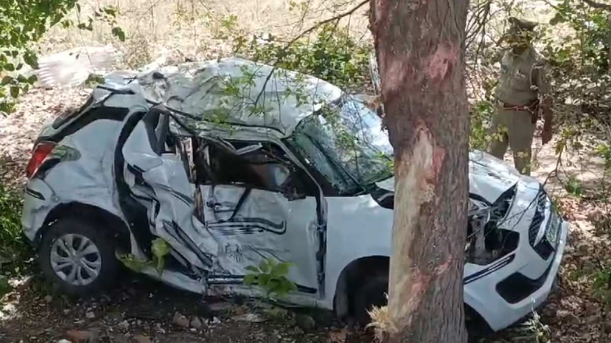 Road Accident : हाइवे पर भीषण हादसा, पेड़ से टकराई तेज रफ्तार कार, तीन लोगों की मौत, एक घायल