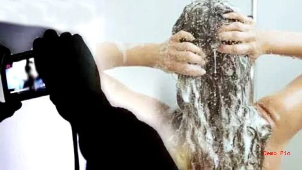 ठरकी पड़ोसी: शादीशुदा शख्स ने नहाते वक्त युवती का बनाया अश्लील Video, शोर मचाने पर भागा