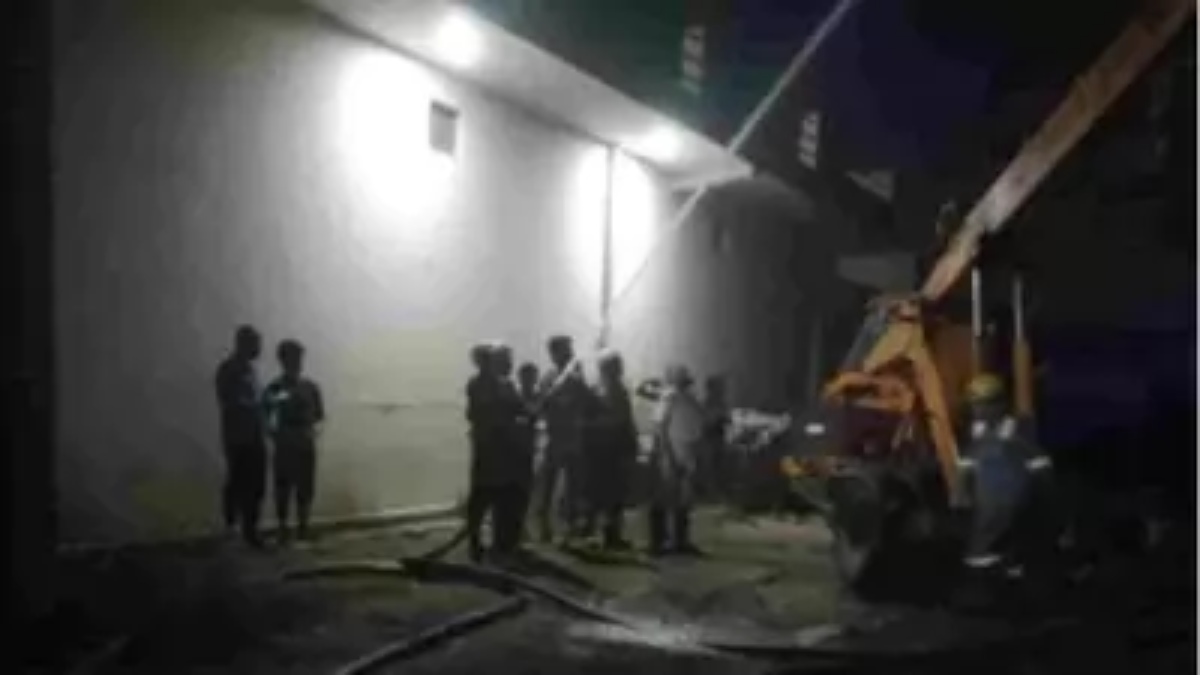 Ghaziabad News : कपड़ा फैक्ट्री में लगी आग, चार लोगों को किया गया रेस्क्यू