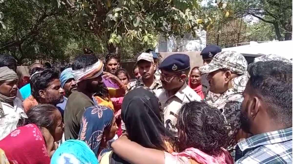 आदिवासी युवक की हत्या का मामला: परिजनों ने थाने में किया हंगामा, कहा- आरोपियों ने पुलिस को दिए लाखों रुपए