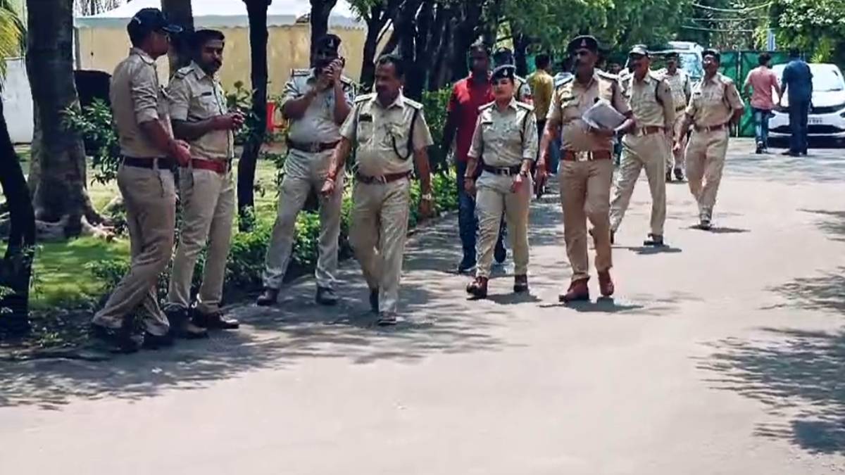 कमलनाथ के बंगले पर पुलिस की दबिश पर सियासतः BJP बोली- FIR के आधार पर हो रही कार्रवाई, कांग्रेस का पलटवार- चुनाव के बीच डराने धमकाने पुलिस का सहारा