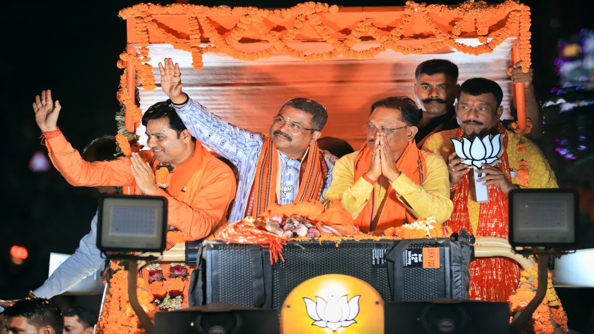 झारसुगुड़ा में जनता ने सीएम साय का किया गर्मजोशी से  स्वागत, रोड शो में उमड़ी भारी भीड़, मुख्यमंत्री ने कहा-ओडिशा की जनता फिर से बनाएगी नरेंद्र मोदी को प्रधानमंत्री