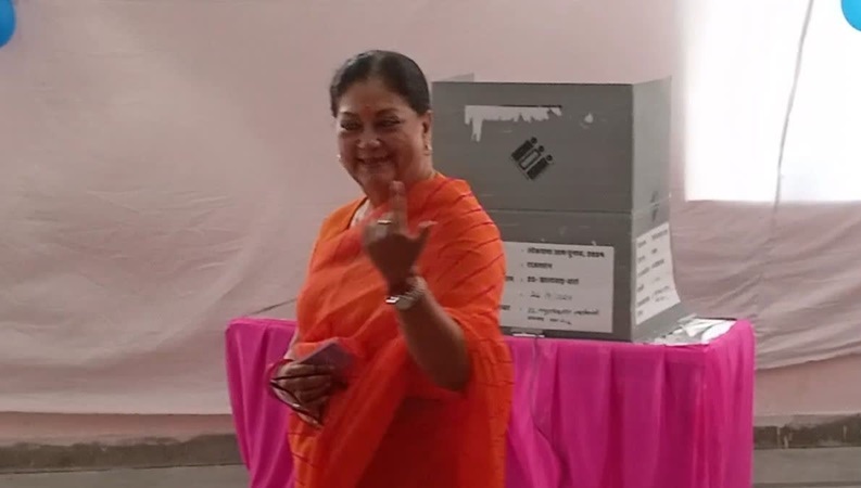 Rajasthan Loksabha Election: झालावाड़ में वसुंधरा राजे ने पोते के साथ डाला वोट, बोलीं- फिर बनेगी मोदी सरकार