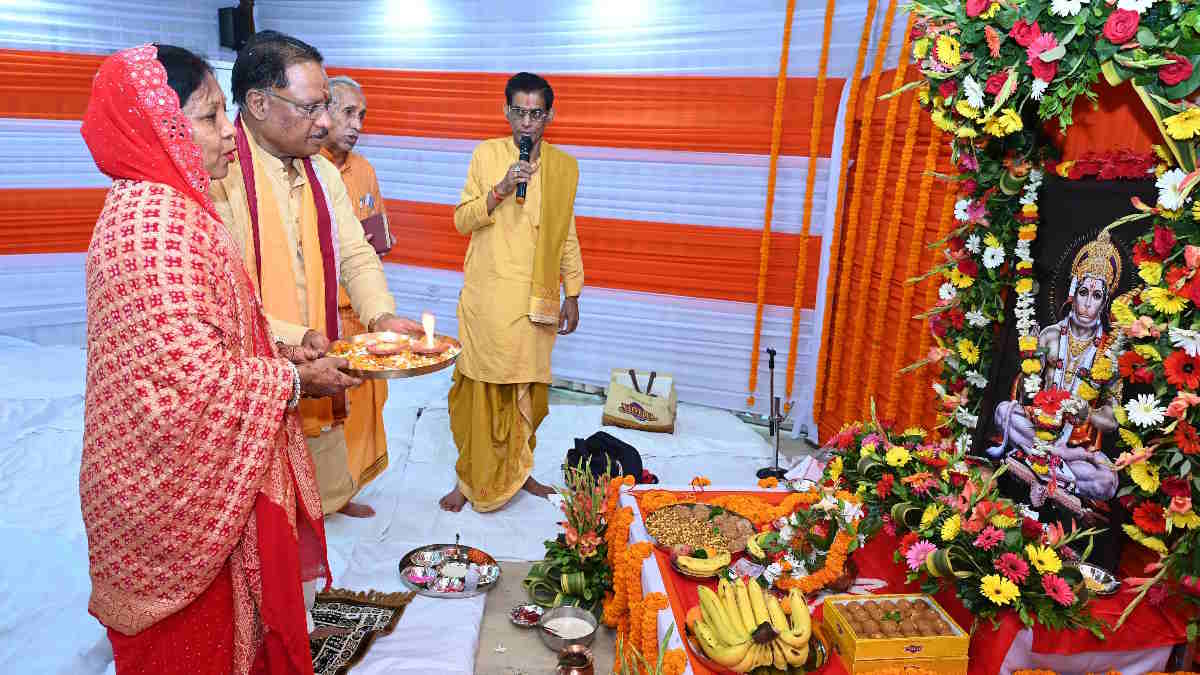 हनुमान जन्मोत्सव पर विष्णु देव साय ने सपरिवार मुख्यमंत्री निवास में की पूजा-अर्चना, छत्तीसगढ़ की खुशहाली के लिए की कामना…