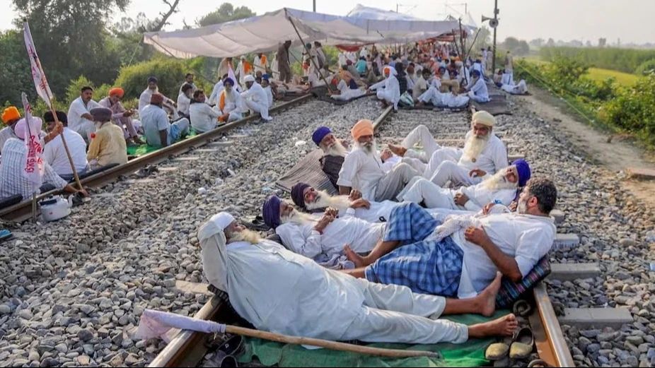 किसानों ने रेलवे ट्रैक किया जाम: रेल यात्री हुए हलाकान, कई ट्रेन हुई प्रभावित