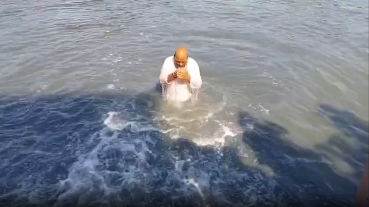 कांग्रेस प्रत्याशी का अनोखा प्रदर्शन: शिप्रा में सीवर का पानी मिलने के बाद नदी में नहाया, जताया विरोध, देखिए Video