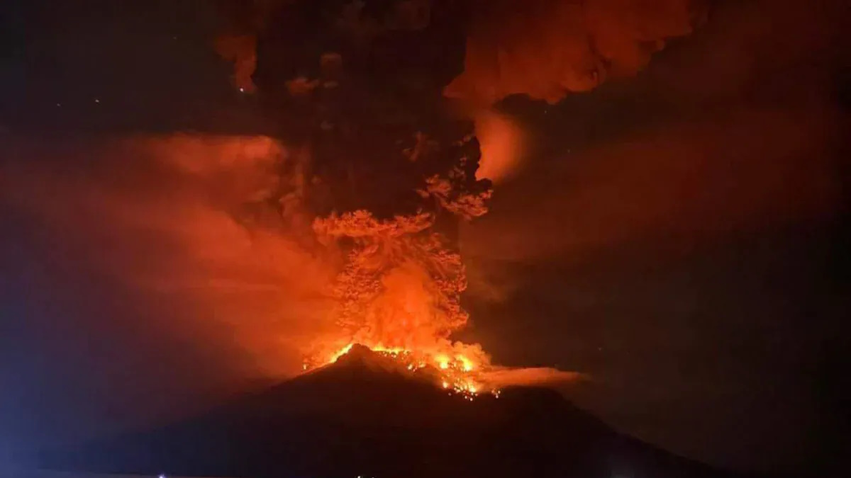 इंडोनेशिया में फटा ज्वालामुखी, 11,000 से अधिक लोगों को क्षेत्र से हटने कहा, हवाई सेवा हुई बाधित…