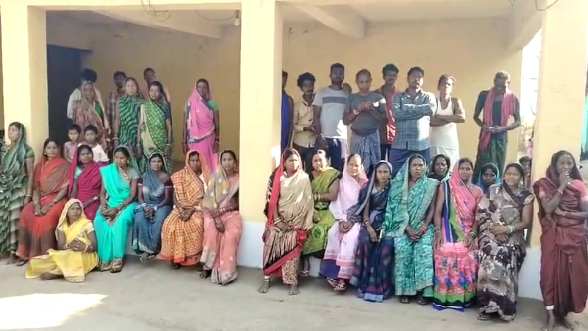 ग्रामीणों ने किया मतदान का बहिष्कार, गांव में मतदान केंद्र नहीं बनाए जाने से हैं नाराज…