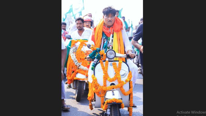 2024 के चुनावों के लिए नामांकन दाखिल करने अपने पुराने बजाज स्कूटर की सवारी करके गए ओडिशा के ये मंत्री