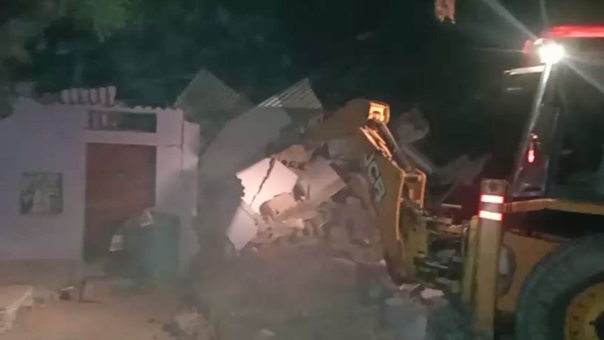भरभराकर गिरा निर्माणाधीन मकान: पड़ोसी के घर पर गिरी दीवार, मलबे में फंसे बुजुर्ग को SDRF ने निकाला