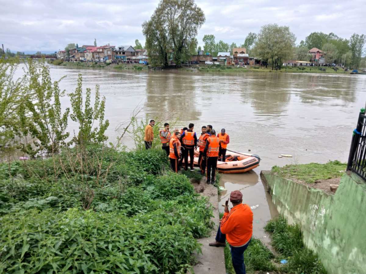 नदी में डूब गए 4 लोगः स्कूली बच्चों को ले जा रही नाव झेलम नदी में पलटी, तीन बच्चे लापता
