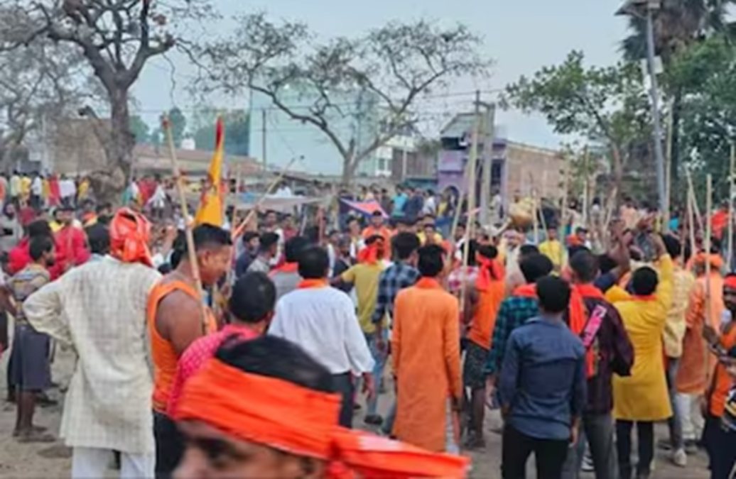 Ram Navami पर बंगाल में बवालः नंदीग्राम में बीजेपी दफ्तर को फूंका, मुर्शिदाबाद में शोभायात्रा में किया धमाका और पथराव