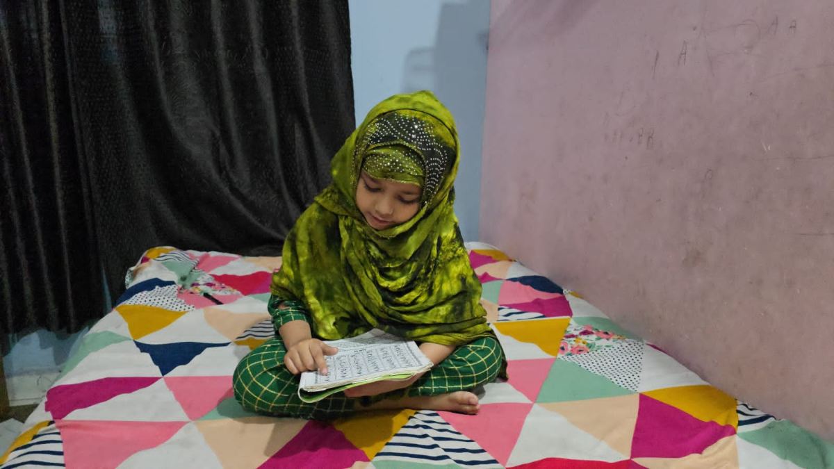 माहे रमजान: 5 साल की बच्ची ने रखा पहला रोजा, नमाज अदाकर मुल्क में अमन-चैन की मांगी दुआ