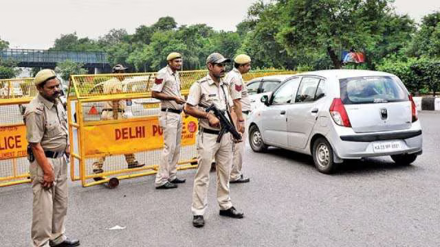 दिल्ली में कार से मिली मोटी रकम ट्रैफिककर्मियों ने रख ली