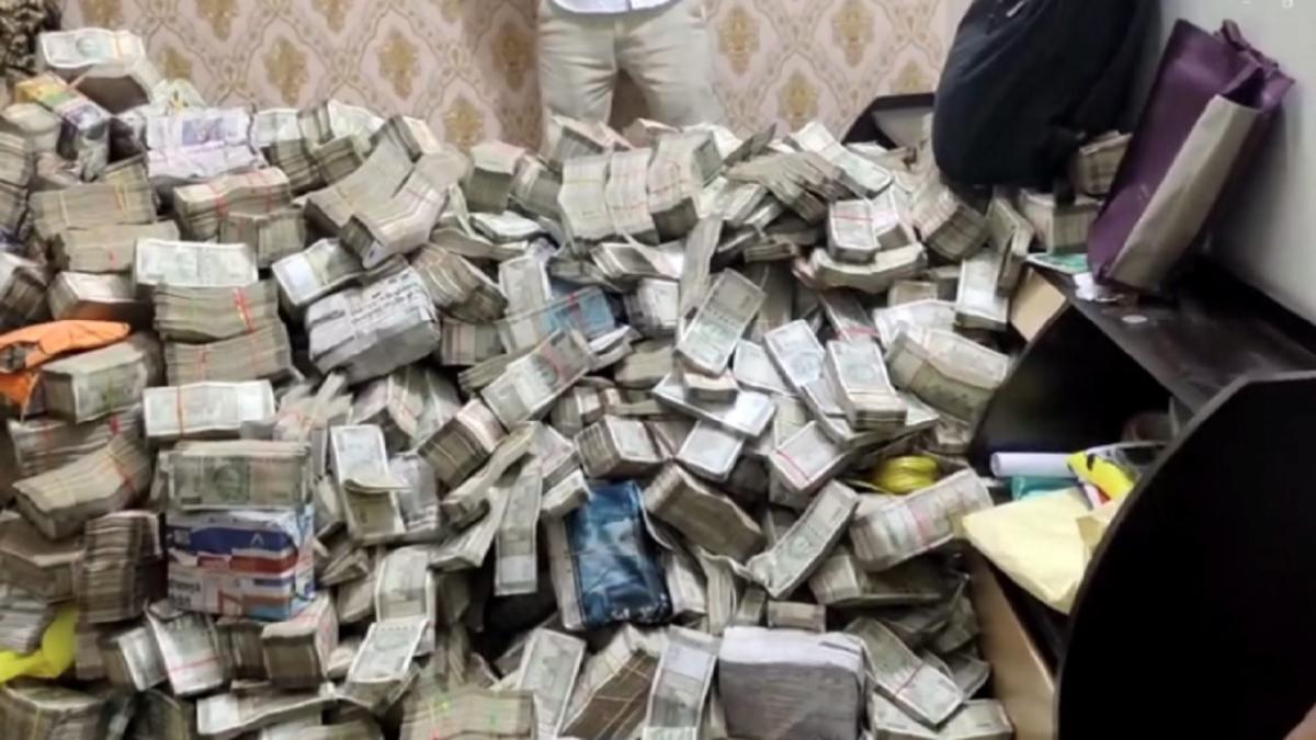 झारखंड में ED की बड़ी रेड: मंत्री के PS के नौकर के घर से मिला नोटों का अंबार, 20 करोड़ ज्यादा कैश बरामद