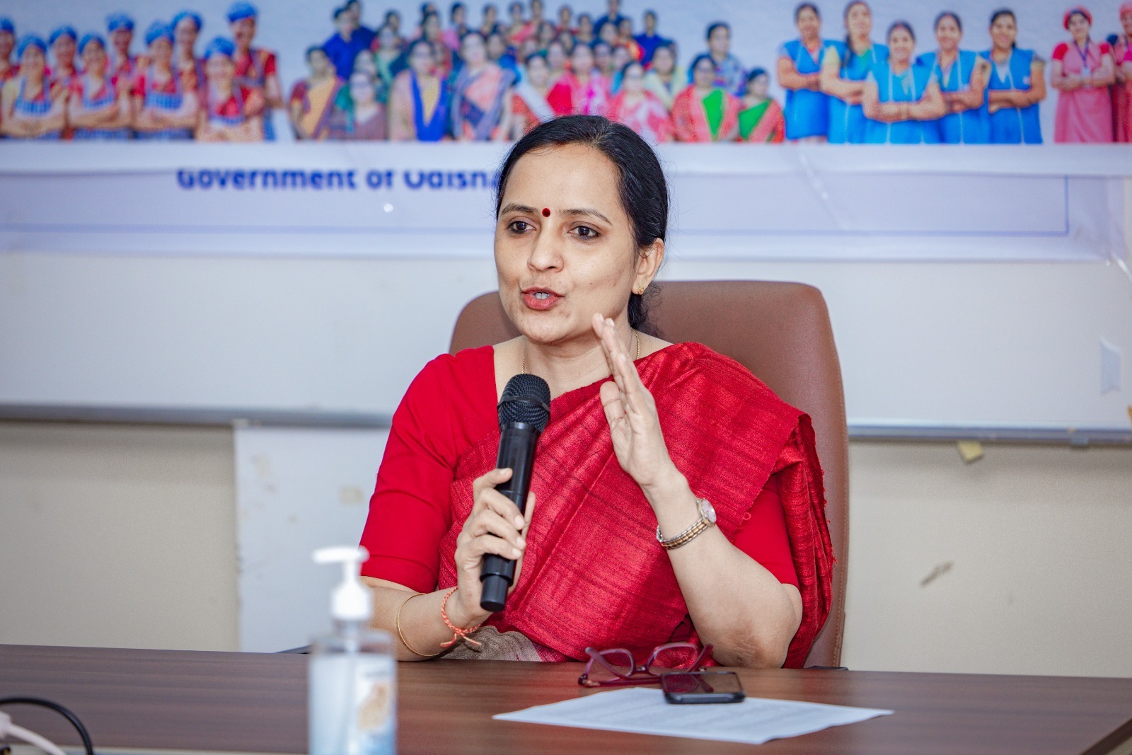 ईसीआई ने किया वी के पांडियन की पत्नी सुजाता कार्तिकेयन को ओडिशा के मिशन शक्ति विभाग से स्थानांतरित