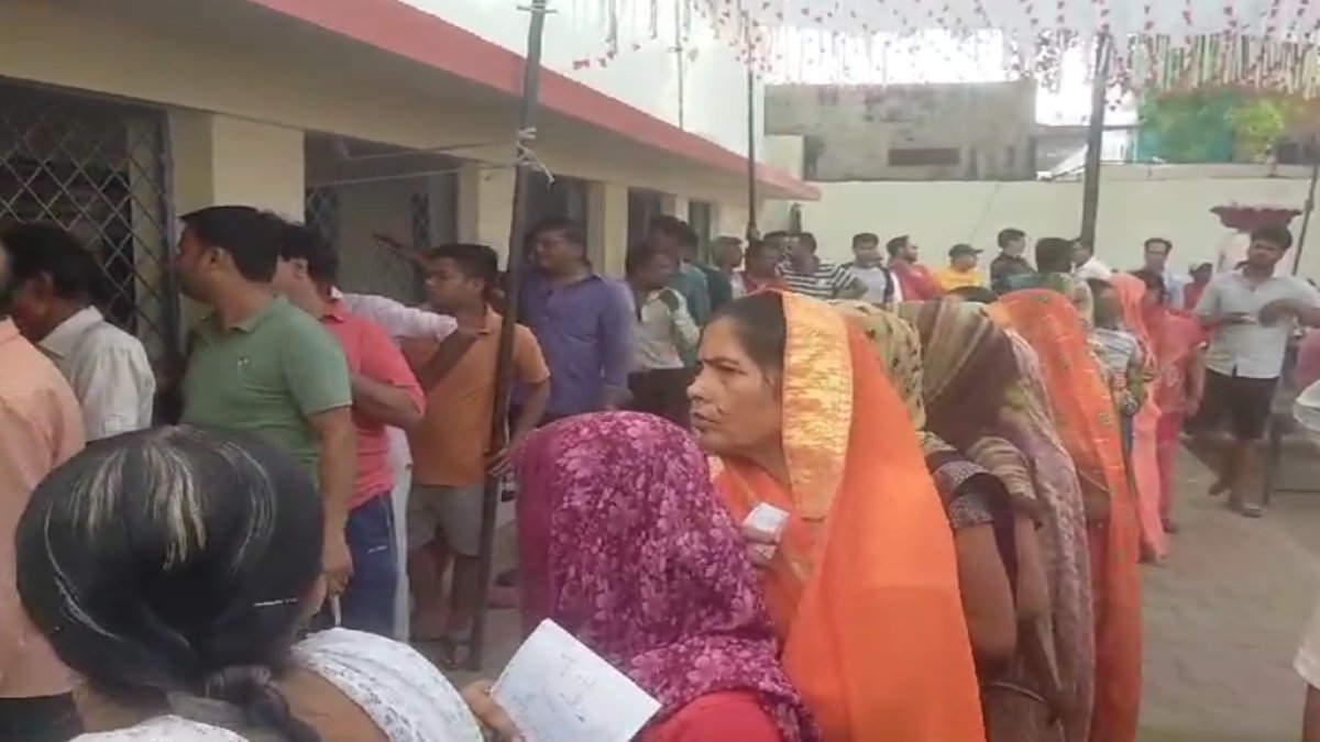 Madhya Pradesh Lok Sabha Election Phase 3 voting : ग्वालियर और मुरैना में EVM खराब होने की खबर, वोटरों की लगी लंबी लाइन
