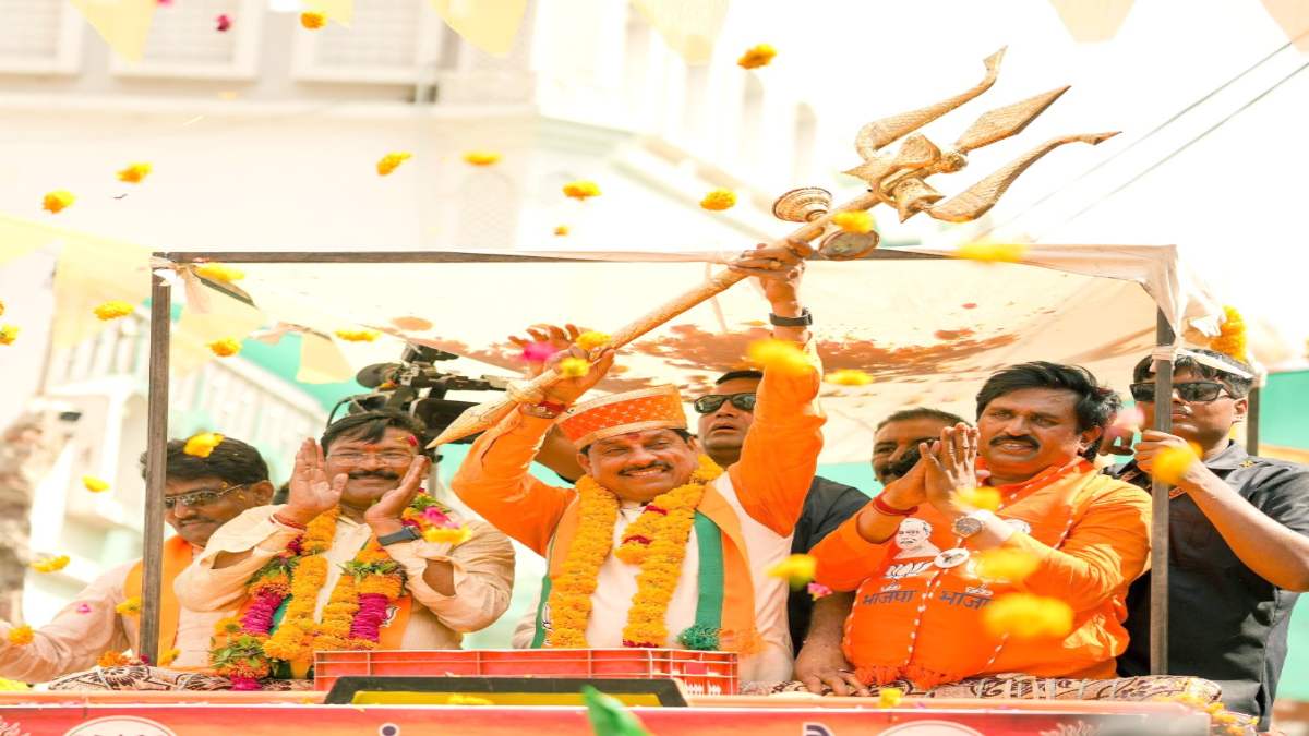 CM मोहन ने महेश्वर में भरी हुंकार: रोड शो के दौरान उठाया त्रिशूल, कहा- ‘जनता भाजपा की दीवानी’, कांग्रेस को बताया गाजर घास
