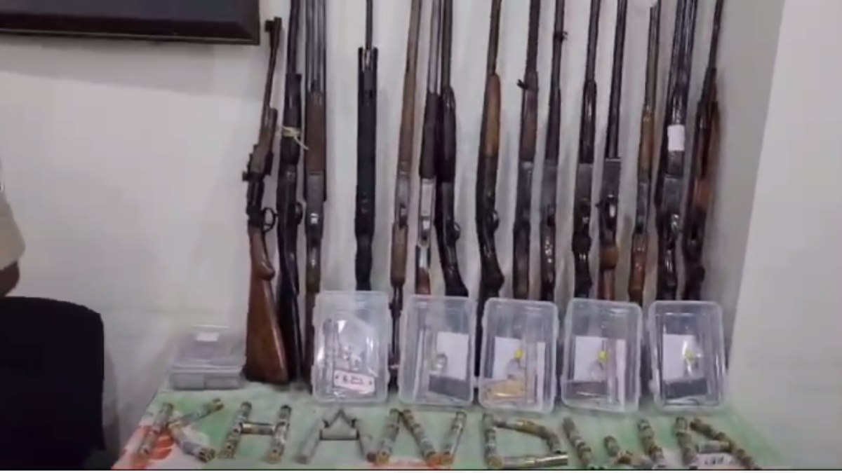 अवैध हथियारों पर बड़ी कार्रवाई: 3 राइफल, 5 पिस्टल समेत 12 बंदूक बरामद, 8 आरोपी गिरफ्तार