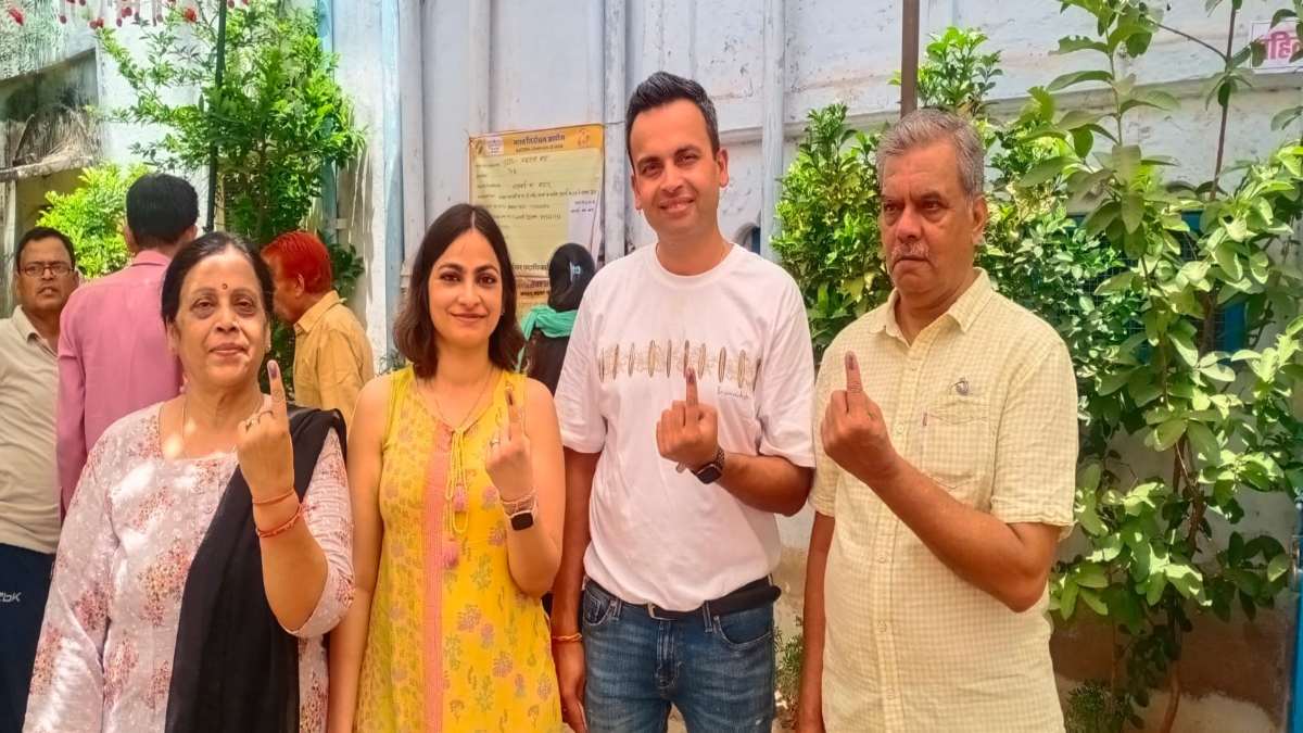 Lok Sabha Election 2024: 8000 किलोमीटर दूर से मतदान करने पहुंचा दंपत्ति, परिवार संग डाला वोट