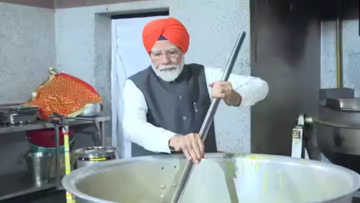 PM Modi in Patna Sahib Gurudwara: पीएम मोदी ने पटना साहिब गुरुद्वारे में रोटियां बनाईं, परोसा खाना, तस्वीरों में देखें पीएम की लंगर सेवा