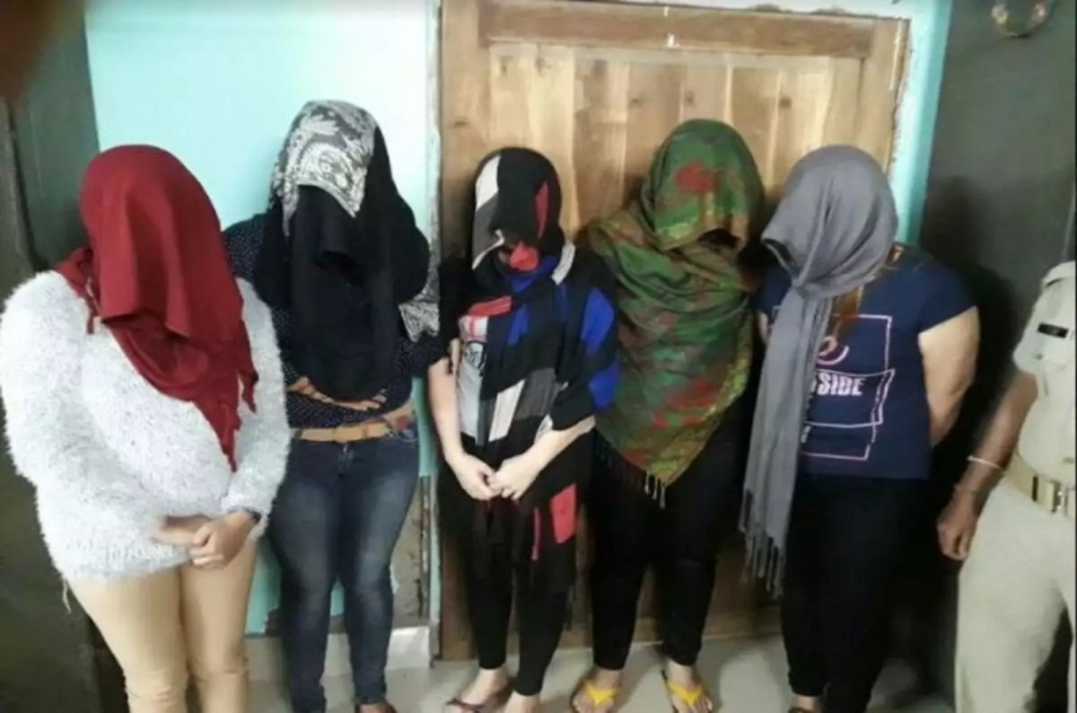 Sex Racket busted: गेस्टहाउस में ग्राहकों को परोसी जाती थी विदेशी लड़कियां, 4 विदेशी समेत 6 लड़कियां गिरफ्तार