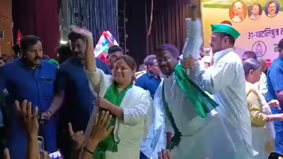 Tej Pratap Yadav: भरी सभा में तेज प्रताप यादव को आया गुस्सा, मंच पर RJD कार्यकर्ता को जोरदार दिया धक्का, देखें VIDEO