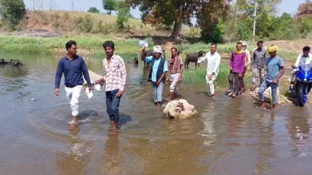 नदी पार कर मतदान करने पंहुचे ग्रामीण: सांसद के गोद लिए गांव में नहीं हुआ विकास, फिर भी की वोटिंग