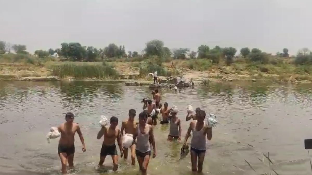 लोकतंत्र की खूबसूरत तस्वीरः नदी भी नहीं रोक पाई ग्रामीणों का रास्ता, जान को जोखिम में डालकर वोट डालने पहुंचे