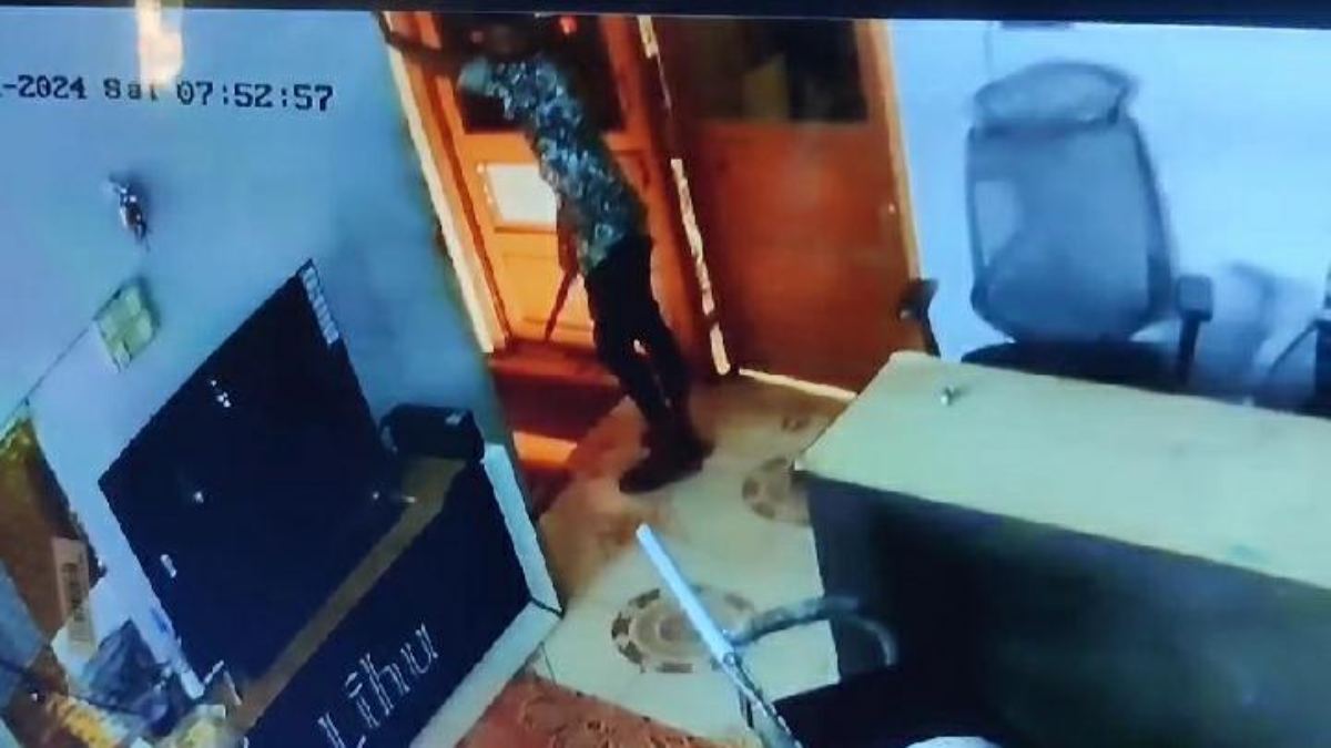 हत्या से फैली सनसनीः घर में छिपकर बैठे बदमाश ने मॉर्निंग वॉक से लौटे व्यापारी को चाकू से उतारा मौत के घाट, वारदात CCTV में कैद, चप्पल छोड़कर भागा आरोपी
