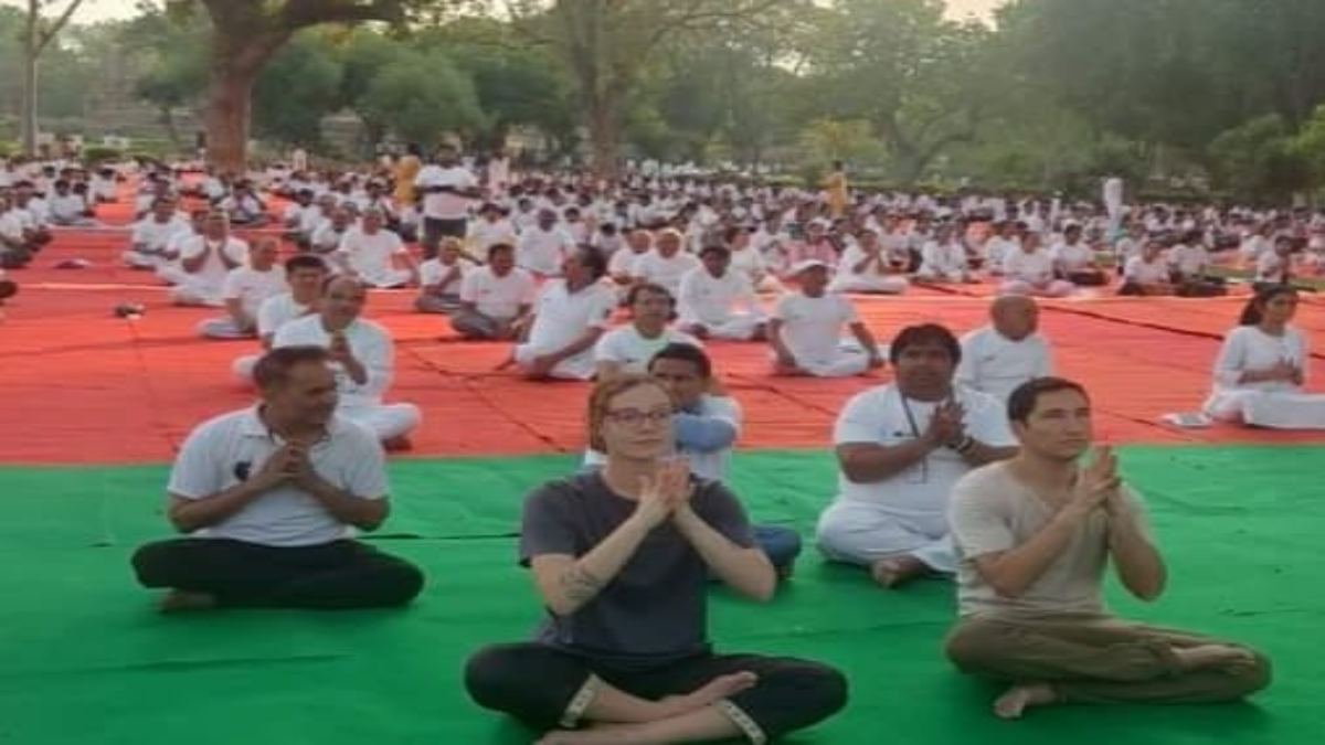 खजुराहो में 39वें दिन ‘अर्हम ध्यान योग’ शिविर, स्थानीय लोगों के साथ विदेशी पर्यटकों ने किया योग