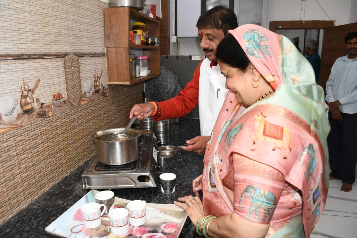 BJP प्रत्याशी ने किचन में बंटाया पत्नी का हाथ, साथ मिलकर बनाई चाय, चुनावी भागदौड़ के बीच बिताए दो पल