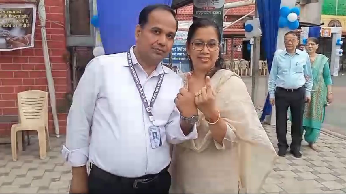 रायपुर कलेक्टर-एसएसपी ने किया सपत्नीक मतदान, मतदाताओं से की बढ़-चढ़कर मतदान करने की अपील…