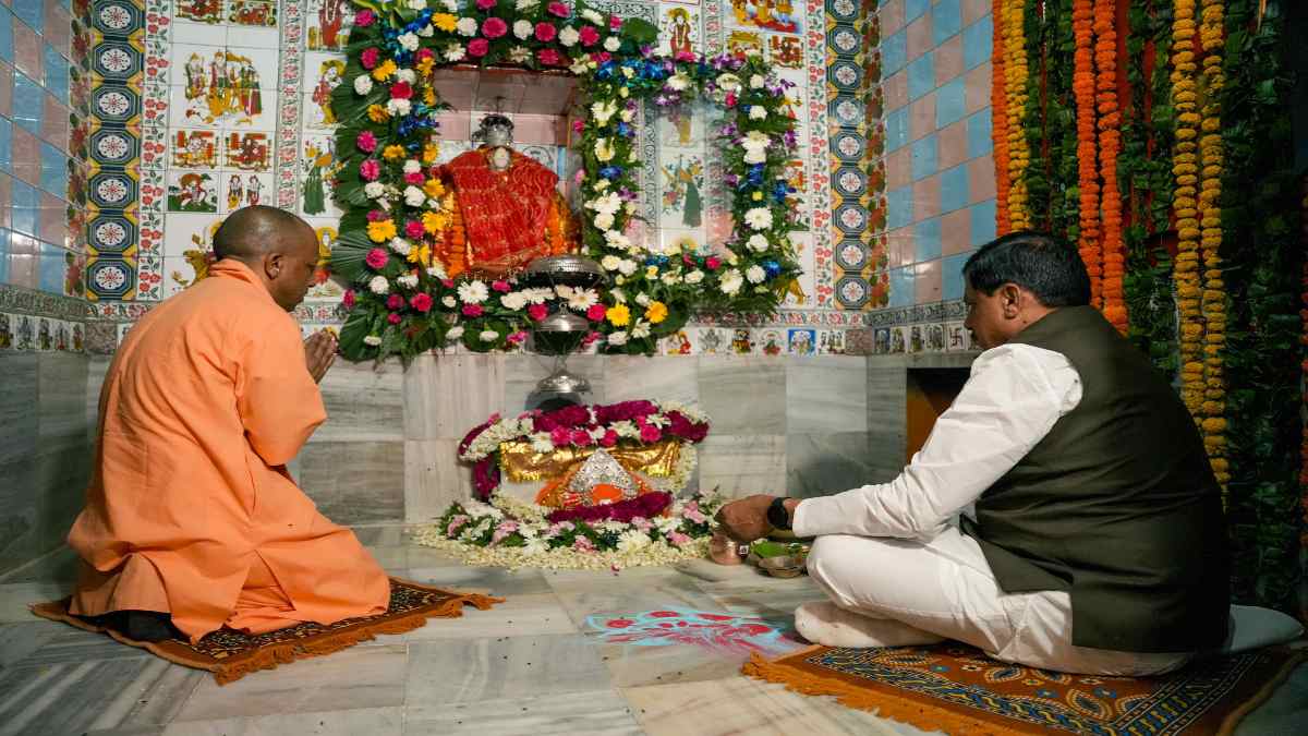 CM मोहन ने योगी आदित्यनाथ के साथ की पूजा-अर्चना: कैलादेवी मंदिर में टेका माथा, प्रदेशवासियों के सुख-समृद्धि की कामना की