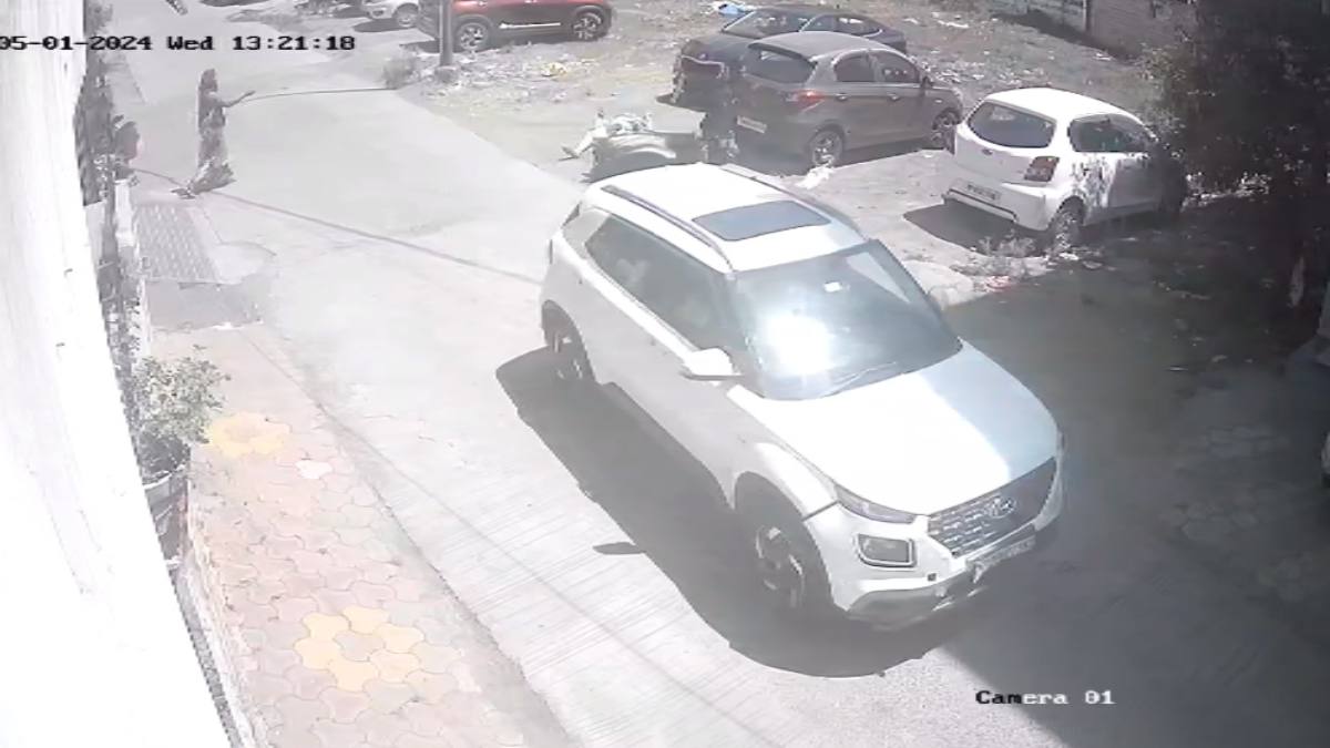 कार ने स्कूटी सवार महिला को रौंदा: विचलित करने वाला Video आया सामने, हालत गंभीर