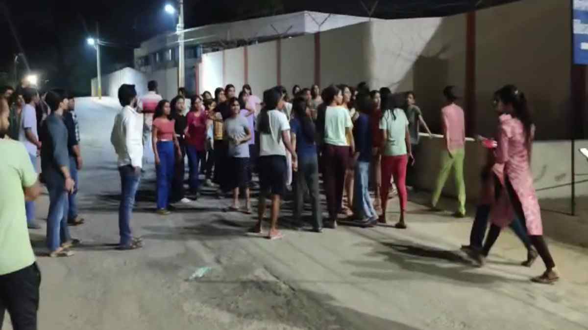 वार्डन से परेशान छात्राओं ने देर रात जमकर मचाया हंगामा, हॉस्टल का गेट तोड़कर यूनिवर्सिटी प्रबंधन के खिलाफ किया प्रदर्शन, देखें VIDEO…