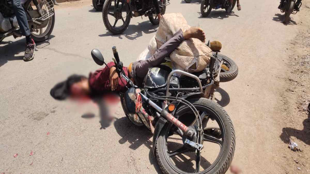 CG ACCIDENT NEWS : तेज रफ्तार हाईवा ने बाइक सवार व्यवसायी को रौंदा, युवक की मौके पर मौत