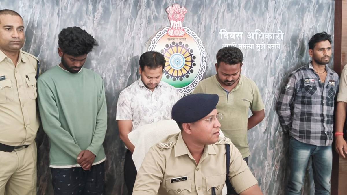 आईपीएल में पुलिस ने गिराया सटोरियों का विकेट, रंगे हाथ पकड़ाए 4 बुकी, 8 मोबाइल, 2 लैपटॉप जब्त