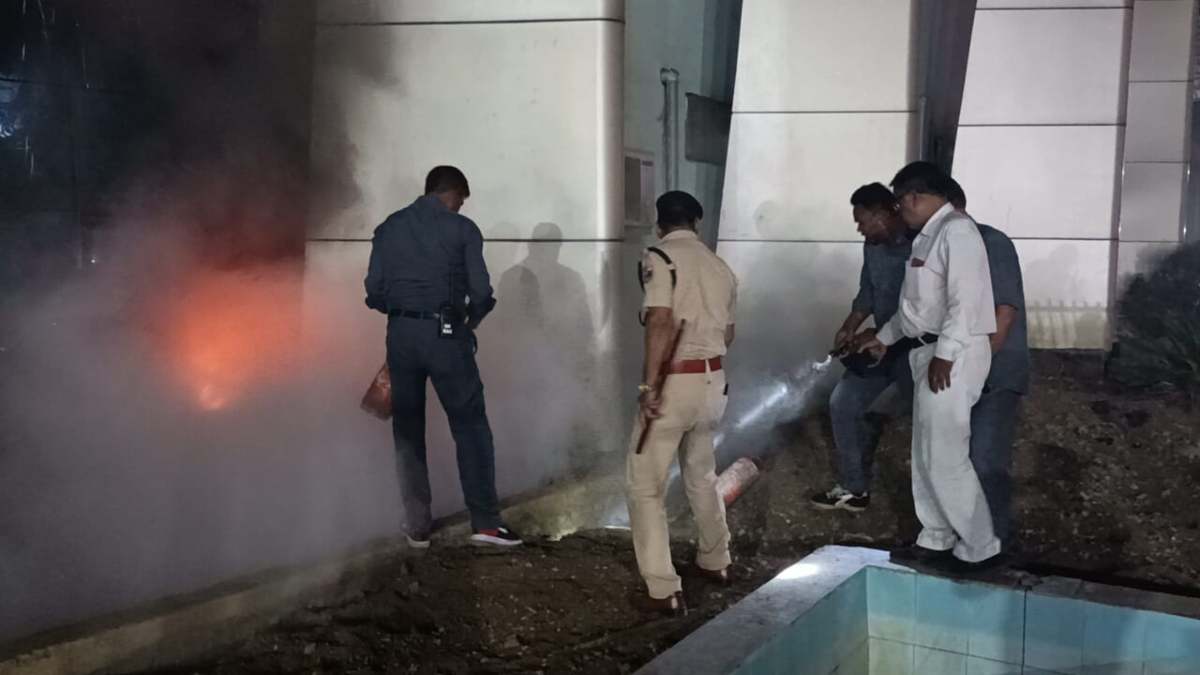 रायपुर रेलवे स्टेशन के वेटिंग हॉल में लगी आग, यात्रियों में मची खलबली