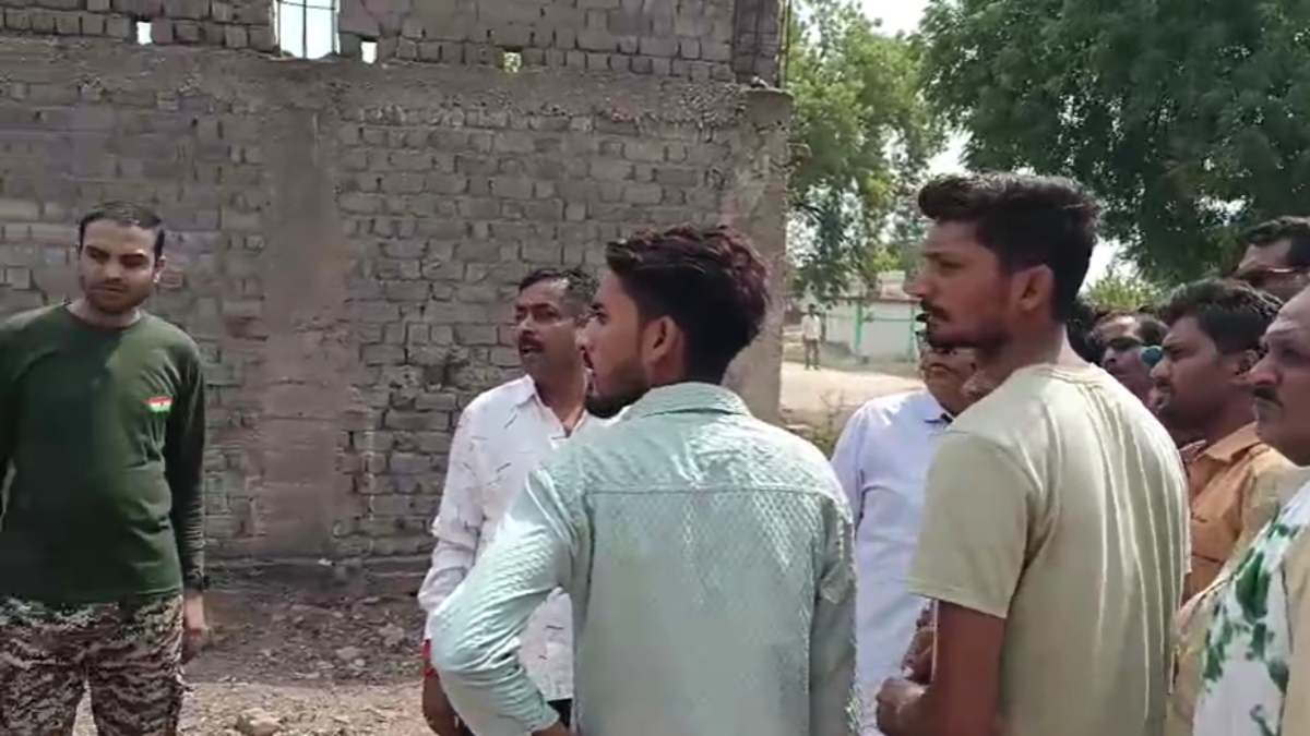 Lok Sabha Election : मतदान के बीच ग्रामीणों ने किया चुनाव का बहिष्कार, मौके पर पहुंची जिला प्रशासन की टीम