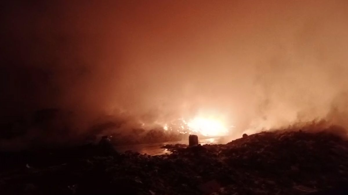 इंदौर के कचरा प्लांट में लगी भीषण आग: कई किलोमीटर तक फैला धुआं, मौके पर दमकल टीम मौजूद