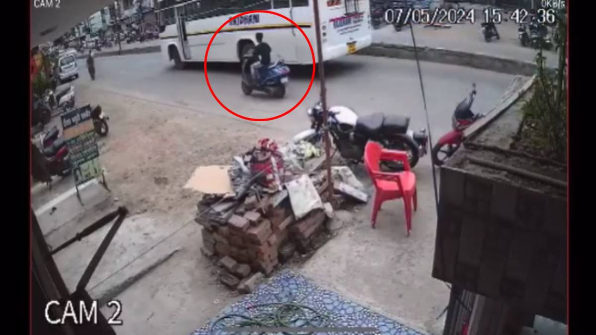 CG ACCIDENT NEWS : CCTV कैमरे में कैद हुई दर्दनाक मौत.. बस के पिछले चक्के में जा घुसा नाबालिग, Video Viral