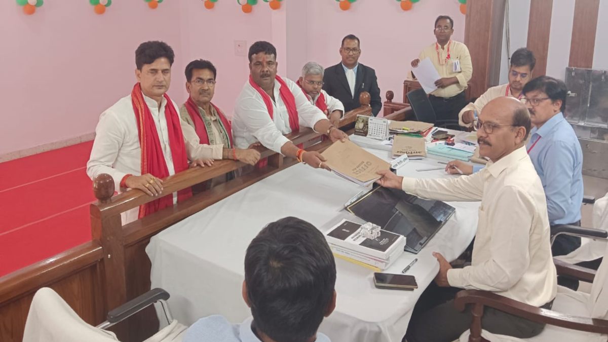 Lok Sabha Election: सपा प्रत्याशी अजय सिंह ने किया नामांकन, कहा- गठबंधन की सरकार बनने पर कुशीनगर में बंद चीनी मिल चलवाने का करेंगे काम