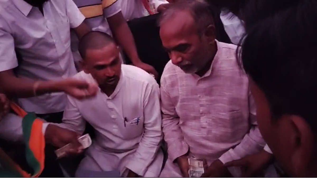 नेता जी के पैसा बांटने का वीडियो वायरलः 500 रुपए की गड्डी लेकर बांटते नजर आ रहे, सफाई में कही यह बात
