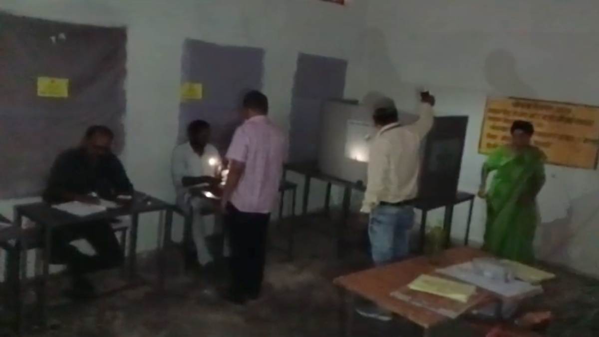 Lok Sabha Election 2024 : रेणु और अमित जोगी ने मोबाइल टॉर्च की रोशनी में किया मतदान